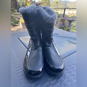 Alpine Design black faux leather and nylon snow boots size 8